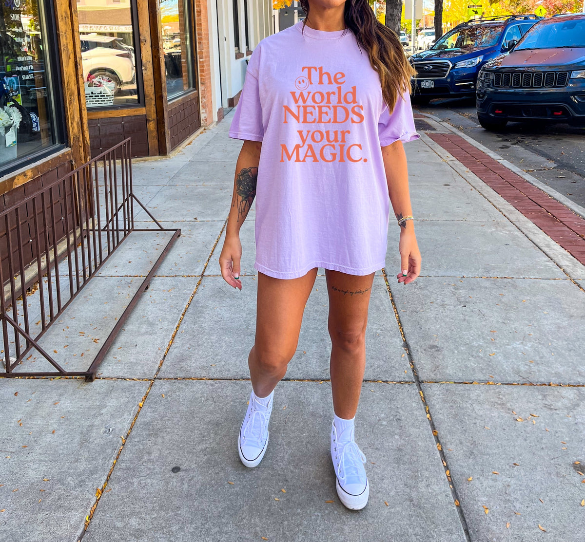 THE WORLD NEEDS YOUR MAGIC TEE – Lola Magnolia